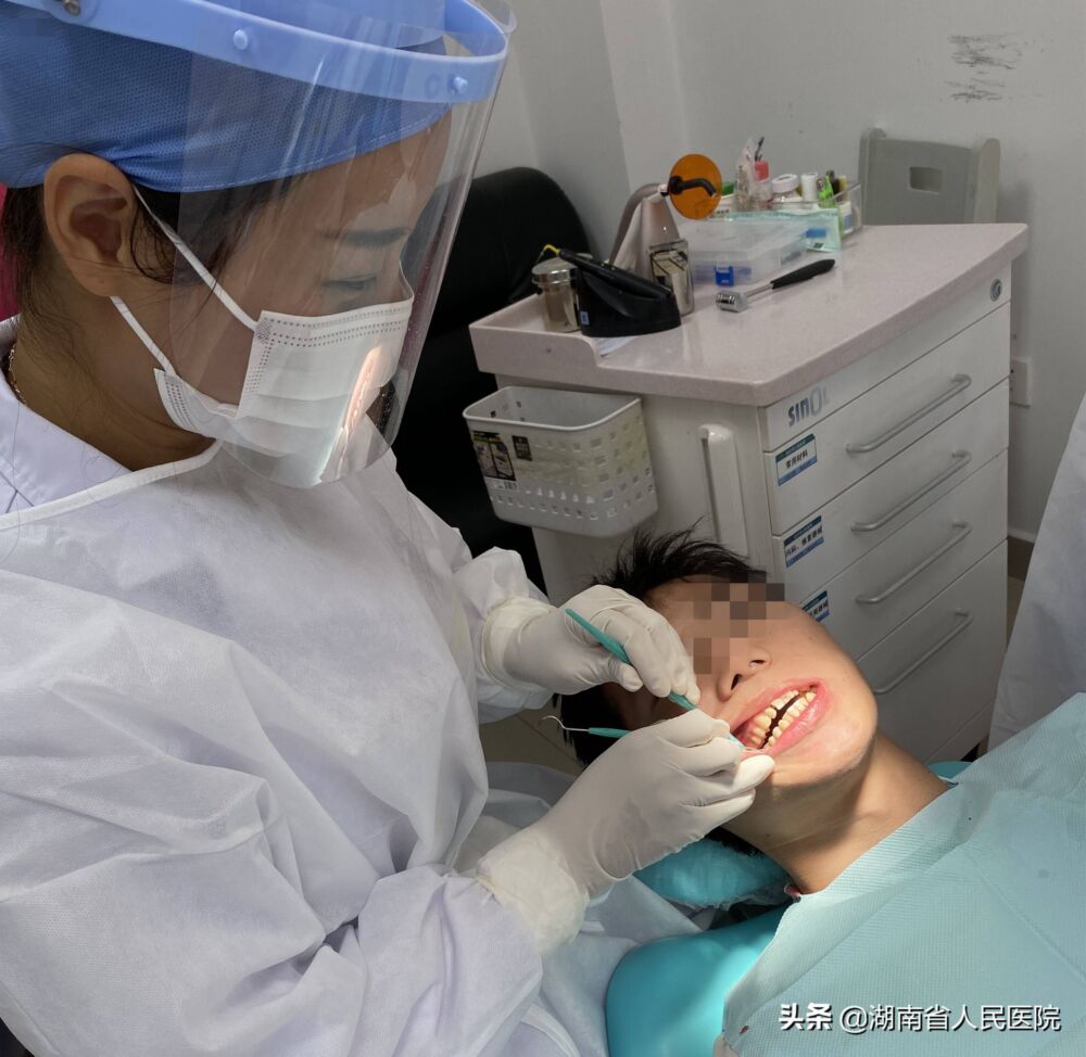 34岁小伙全口牙齿无法保留！牙周炎患者数亿，该如何预防？