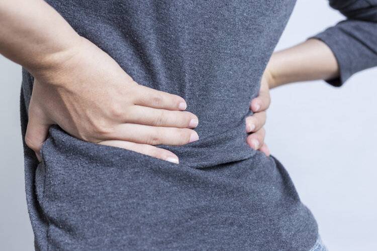女性腰疼可不是无缘无故的，发生频繁，要警惕7个病因