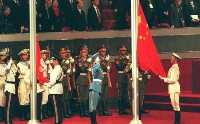 97年香港回归，英国下降国旗后，为何我国停隔5秒后才升起国旗？