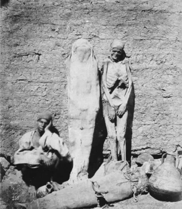 一组罕见老照片：图6在大街上装殓死人，图8卖木乃伊的小贩
